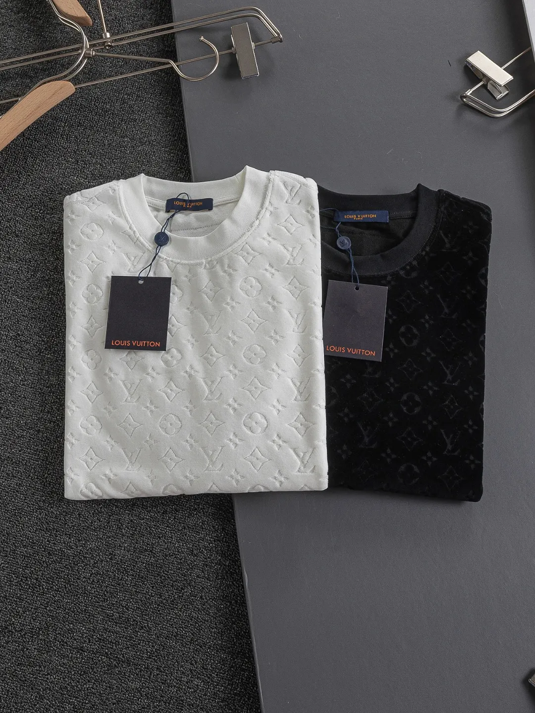 🅿️200 Louis Vuitton 1V slightly wide version S-Xl 25ss new product counter model will always be invincible, classic style, permanent boutique, timeless classic style, LV jacquard all-over printed towel sweater with logo🪡 embroidery pattern, short-sleeved T-shirt, cotton blended terry jersey fabric, original development. This comes from the 2025 beachwear limited series, the full logo jacquard towel highlights the classic Obliaue flower, with S-shaped round neck and topstitching, unique style, decorated with oblique jacquard all over, ribbed round neck with V-shaped topstitching, customized accessories, and the whole body is customized and developed according to the Y board... Complete with three labels, it can control various styles, paying tribute to LV Louis Vuitton's historic year! Coupled with the blessing of full-flower cotton material, both the comfort of the upper body is unparalleled. It can be said to be a must-have companion in summer. The excellent breathability and comfortable wearing feeling are unparalleled ~ recommended! ! Same style for men and women! Color: Black White Size: S-XL Size chart: S: Shoulder width 55-Bust 56-Length 71.5 M: Shoulder width 56.5-Bust 58-Length 73 L: Shoulder width 58-Bust 60-Length 74.5 XL: Shoulder width 59.5-Bust 62-Length 76